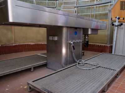 Il basamento � inoltre dotato di ugelli dai quali scorreva l'acqua che serviva per il lavaggio della postazione e di un sistema interno che tritava eventuale materiale solido organico prima che finisse nella fogna